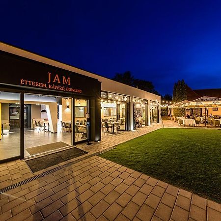 Hotel Jam Panzio Kapuvár Esterno foto